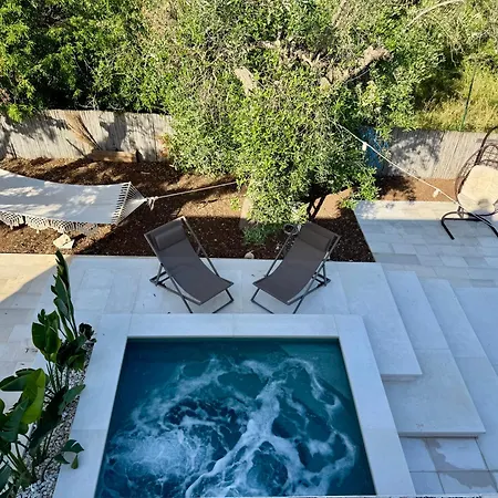 32 - Charming House With Pool Вилла *