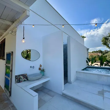 32 - Charming House With Pool