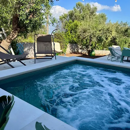 32 - Charming House With Pool