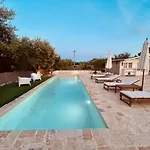 32 - Charming House With Pool
