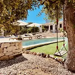 32 - Charming House With Pool