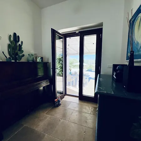 32 - Charming House With Pool