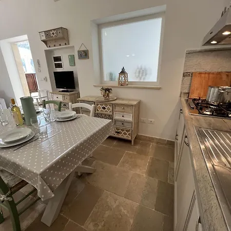 32 - Charming House With Pool