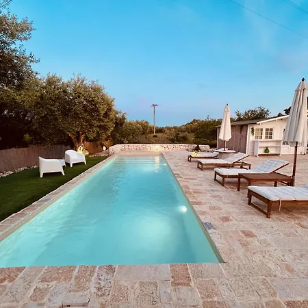 32 - Charming House With Pool