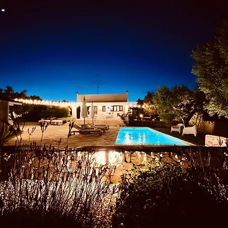 فيلة 32 - Charming House With Pool أوستوني