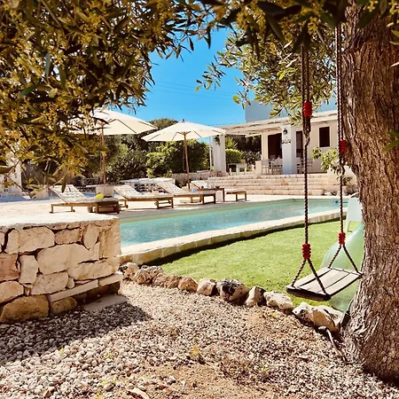 32 - Charming House With Pool