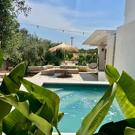32 - Charming House With Pool *