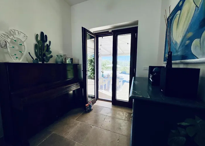 32 - Charming House With Pool