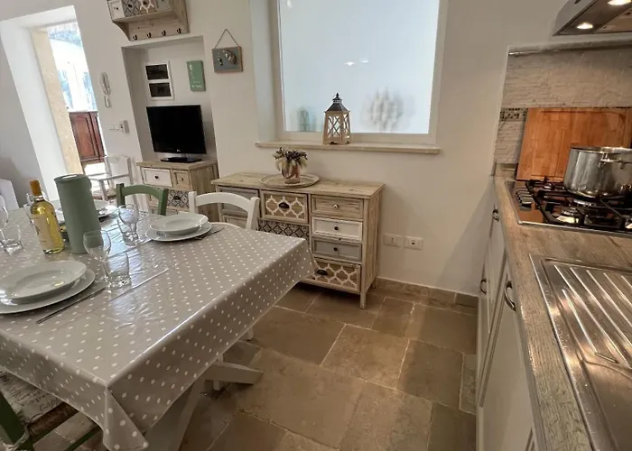 32 - Charming House With Pool