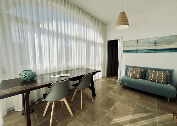 32 - Charming House With Pool *