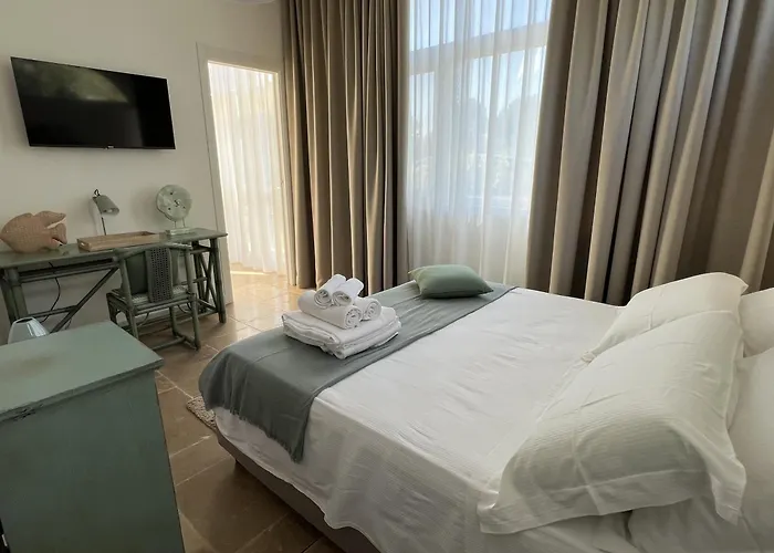 32 - Charming House With Pool