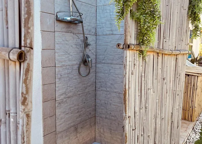 Βίλα 32 - Charming House With Pool