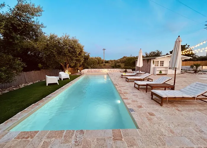 32 - Charming House With Pool