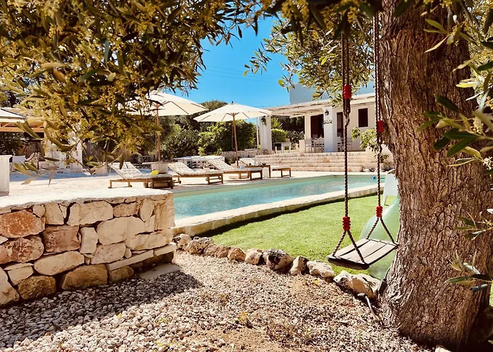 32 - Charming House With Pool